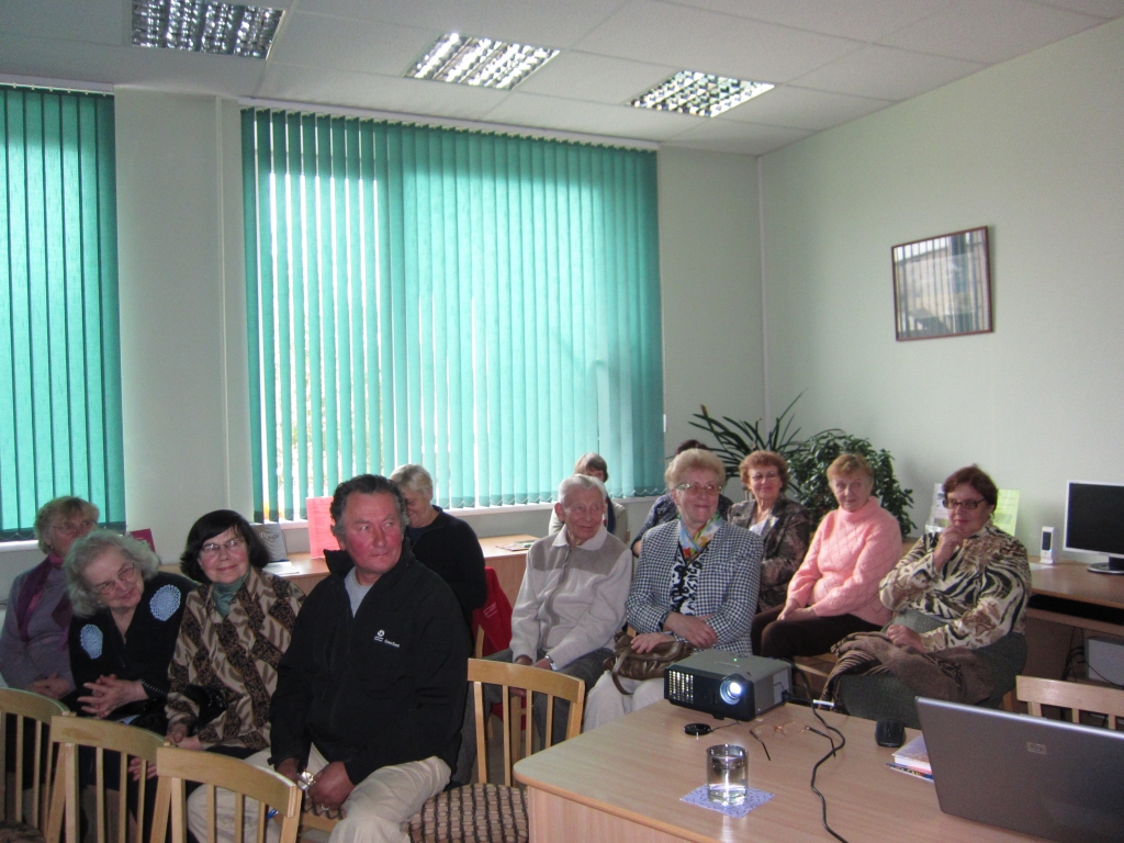 Edvarta Virzas Iecavas bibliotēkas lasītāju kluba «Sāga» dalībnieki ieklausās stāstījumā.
Autors: No albuma.