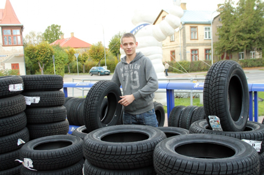 Reinis Ženerovičs, «Eva Autonams» pārdevējs, sakārto riepas. 
Autors: Uldis Varnevičs