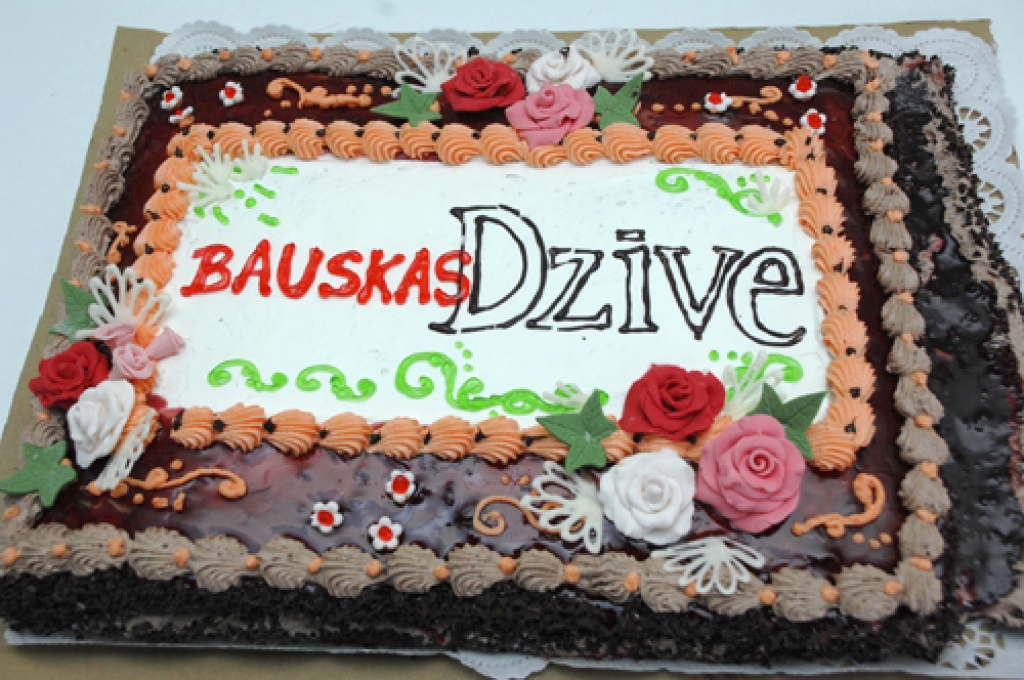 29. oktobrī redakcijā mīļi gaidīti bija lasītāji, kuri dzimuši vienā datumā ar laikrakstu «Bauskas Dzīve» – 27. oktobrī. Ciemiņiem par prieku muzicēja Ineta un Ainārs Pilverti. Viesiem bija iespēja nofotografēties Rīgas ielas vidū, pie...
Autors: Ivars Bogdanovs