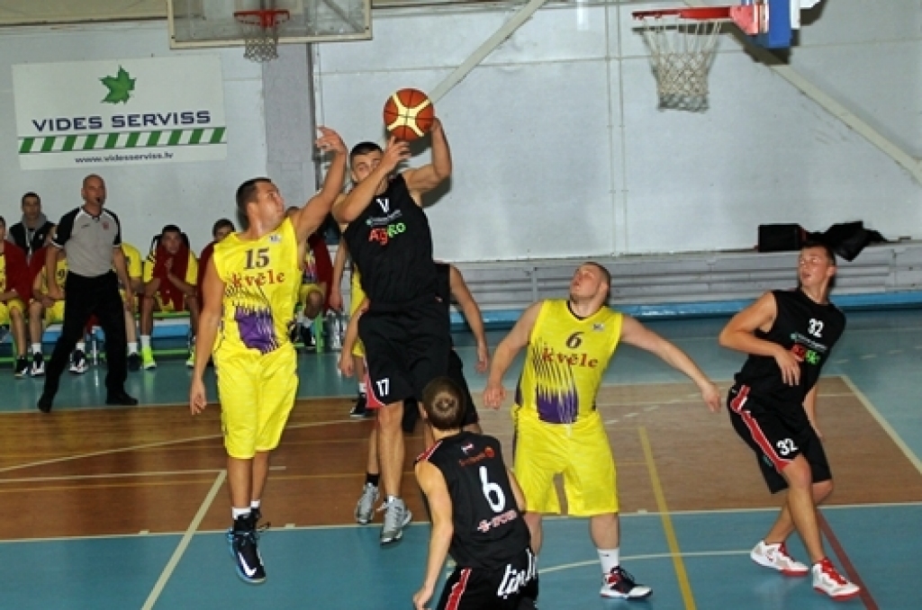 Latvijas Basketbola līgas (LBL) 2. divīzijas mājas spēlē 4. oktobrī sporta namā «Mēmele» vienība ««Kvēle»/sporta centrs «Mēmele»» pārspēja «Vidzemes augstskolas» komandu, rezultāts – 78:61.

««Kvēle»/sporta centrs «Mēmele»» sastāvā spēlēja...
Autors: Uldis Varnevičs