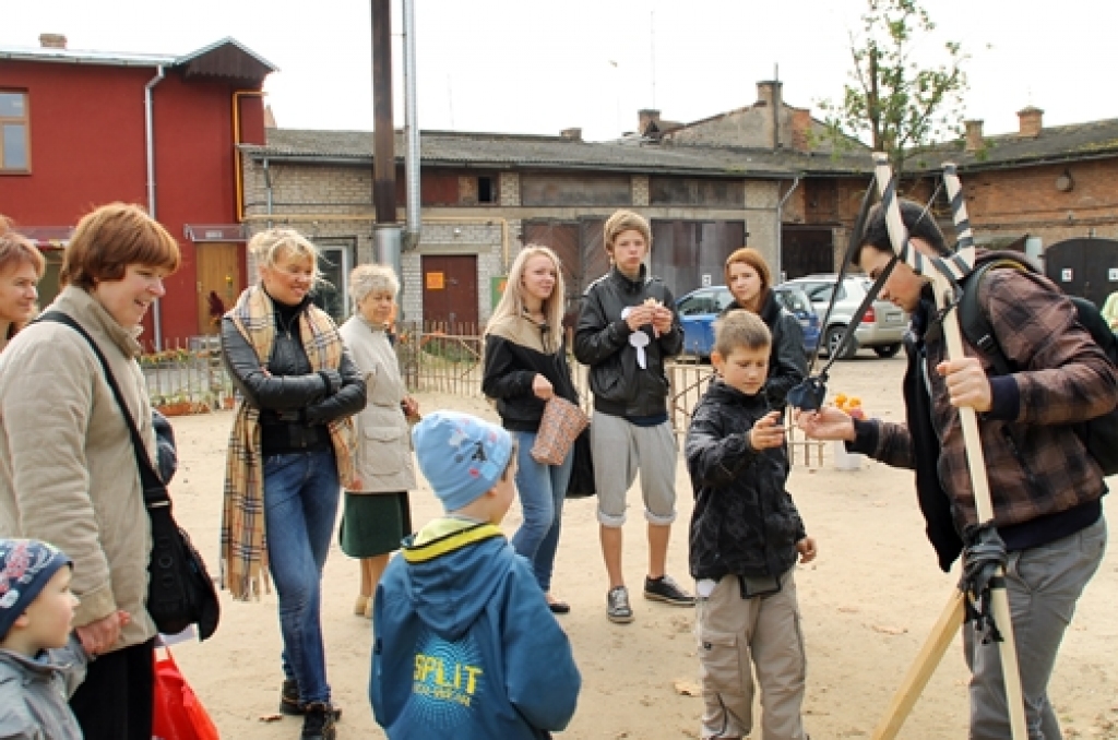 Jautras izklaides, mūzika, dāmu tērpu skate, automašīnas, ieskats pilsētas nākotnes attīstībā un daudzi citi piedāvājumi 29. septembrī priecēja Bauskas vecpilsētas otro Pagalmu svētku apmeklētājus. Organizatori – biedrība «Bauskas...
Autors: Uldis Varnevičs