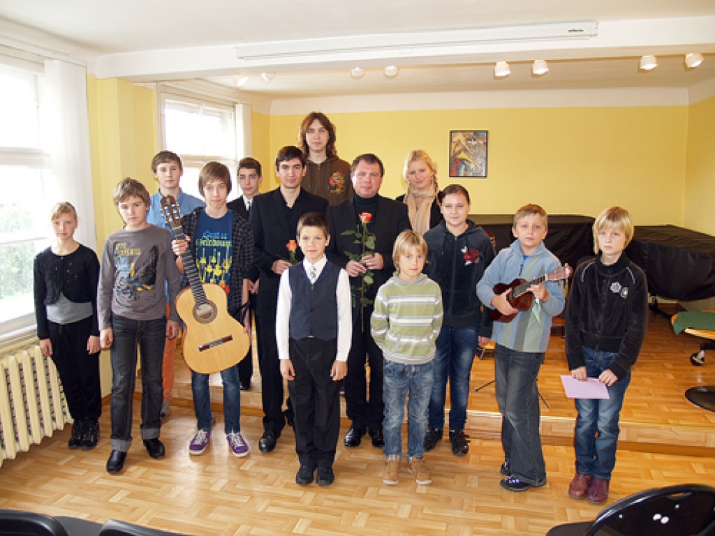 Modris Baumanis (vidū pa labi) un Vladimirs Kudrins kopā ar Iecavas mūzikas skolas ģitāras klases audzēkņiem.
Autors: Antra Ērgle