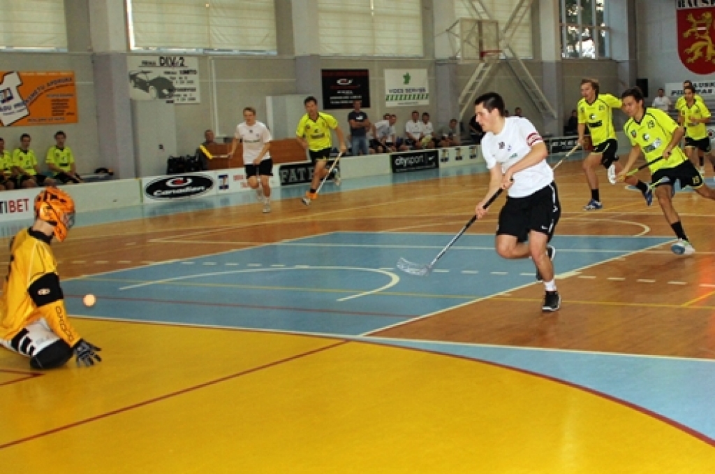 Aizvadītās nedēļas nogalē Bauskā skatītāji varēja vērot klātienē florbola kluba «Bauska» spēli, kurš pēc diviem mačiem viesos sporta namā «Mēmele» uzņēma Cēsu vienību «Lekrings».

Viesi izvirzījās vadībā jau pirmajā trešdaļā ar 2:0. Tomēr...
Autors: Uldis Varnevičs