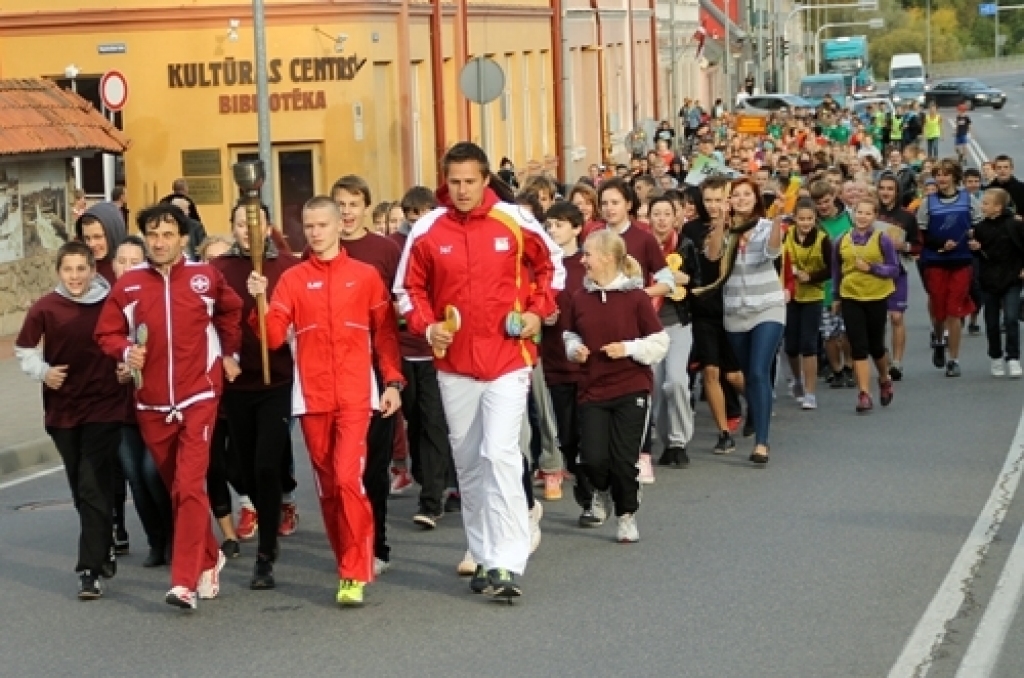 Bauskas, Rundāles un Iecavas novadā Olimpiskā diena aizvadīta ar visu skolu pārstāvniecību – ikviena mācību iestāde 28. septembrī iesaistījās sportiskās aktivitātēs. 

Lai popularizētu olimpisko kustību, veselīgu dzīvesveidu un godīgas...
Autors: Uldis Varnevičs