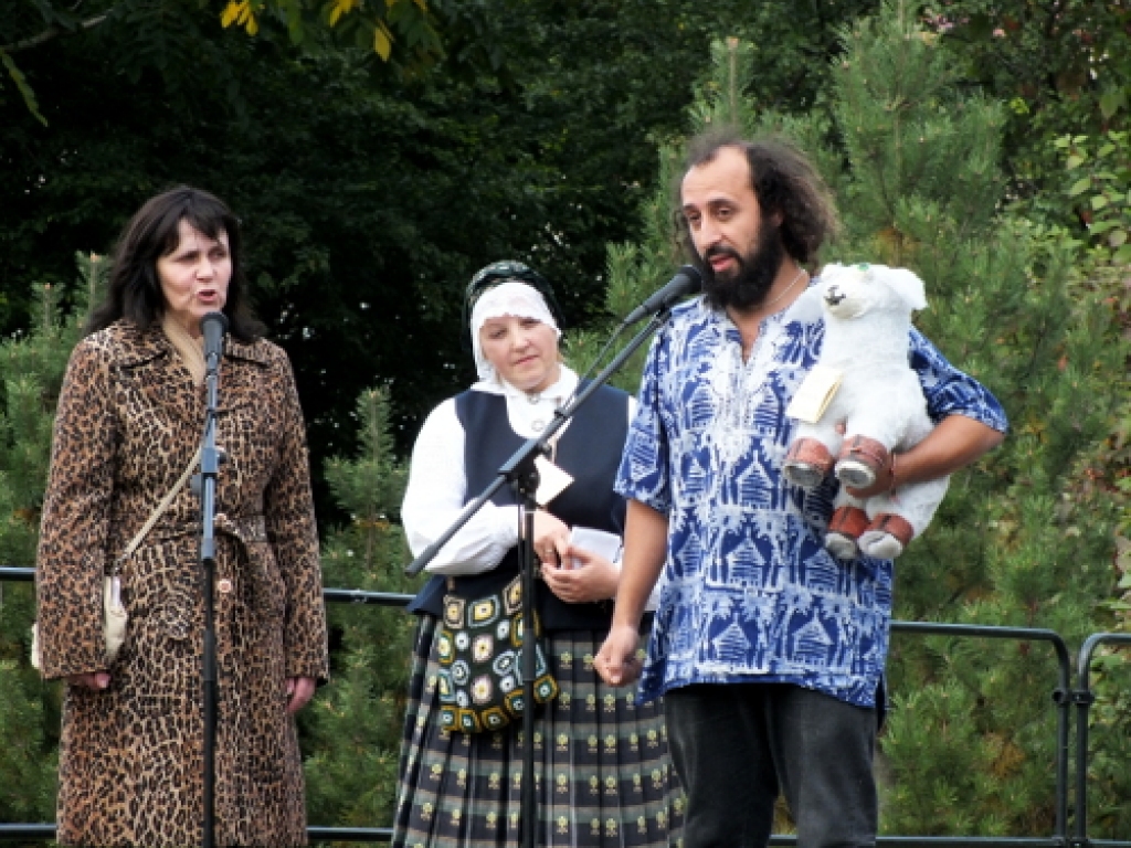 Zemgales stāstnieku pirmajā festivālā «Gāž podus Rundālē» sestdien, 29. septembrī, Rundāles novadā risinājās dažādas aktivitātes.

Svitenes Saules dārzā, kur norisinājās gan Miķeļdienas gadatirgus, gan Stāstnieku festivāls, Pilsrundāles...
Autors: Kristaps Ābelnieks