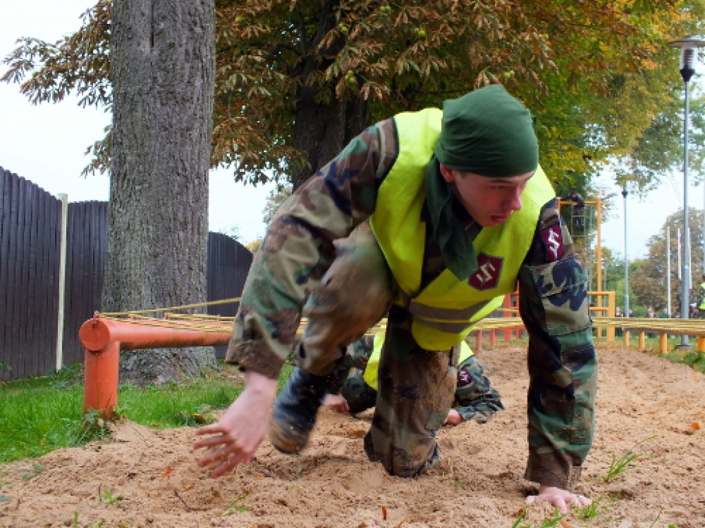 Par pulkveža Jura Dalbiņa kausu 29. septembrī Bauskā jau piekto reizi cīnījās vairākas jaunsargu vienības no visas Latvijas.

Sacensības risinājās divos posmos – vispirms šķēršļu joslā Bauskas Valsts ģimnāzijā, pēc tam Mūsas un Mēmeles...
Autors: Kristaps Ābelnieks
