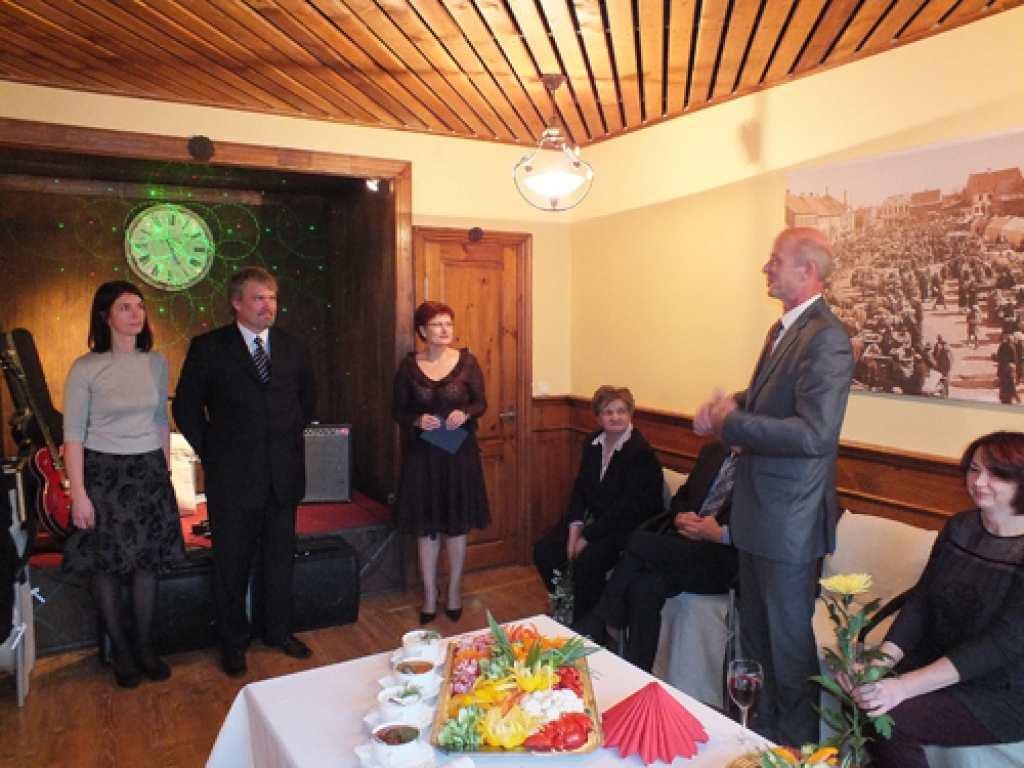 Mārtiņš un Aija Ružas uzņem viesus jaunā mūzikas kluba «Čuguna roze» prezentācijas vakarā. 
Autors: Kristaps Ābelnieks