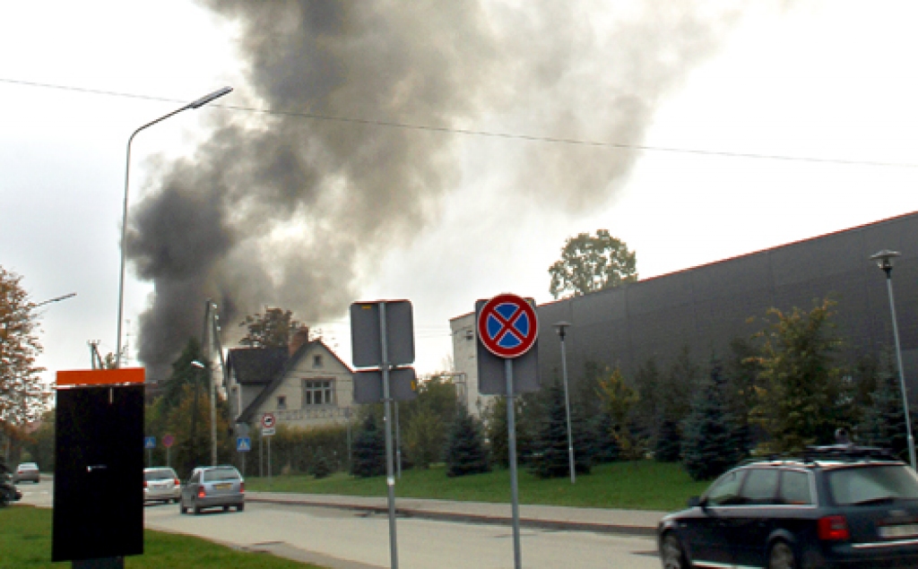 No degošā nama Bauskā, Pionieru ielā, svētdien pār pilsētu cēlās liels tumšu dūmu mākonis.
Autors: Uldis Varnevičs