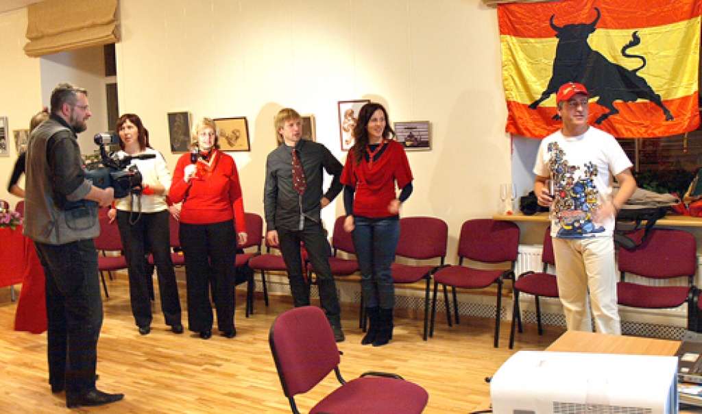 Vicente Navas Mesas, spāņu valodas skolotāja (pirmais no labās), vadībā Spānijas nacionālās dienas svinību dalībnieki Iecavā iemēģināja deju soļus.
Autors: Antra Ērgle