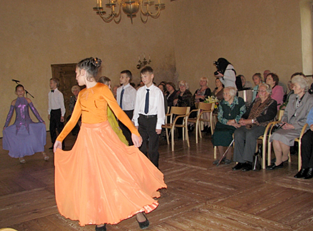 Skolotājiem uzstājās Bauskas sākumskolas dejotāji.
Autors: Vilnis Auzāns