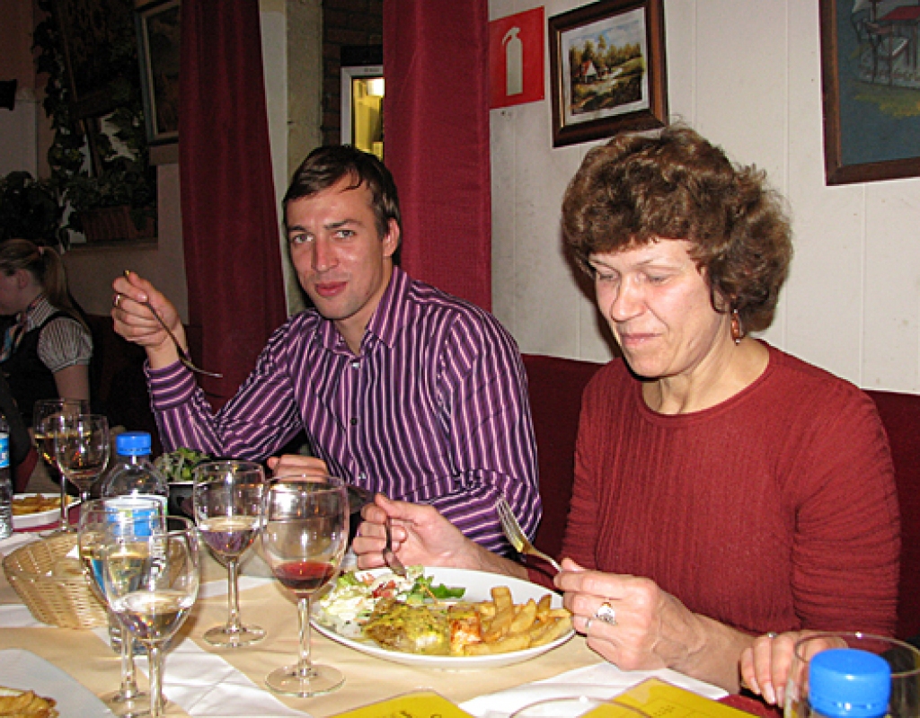 EP deputāts Krišjānis Kariņš savus viesus parasti uzaicina uz vakariņām restorānā. Ar deputāta sarūpētu cienastu mielojas arī baušķeniece Ligita Asare (no labās).
Autors: Vilnis Auzāns