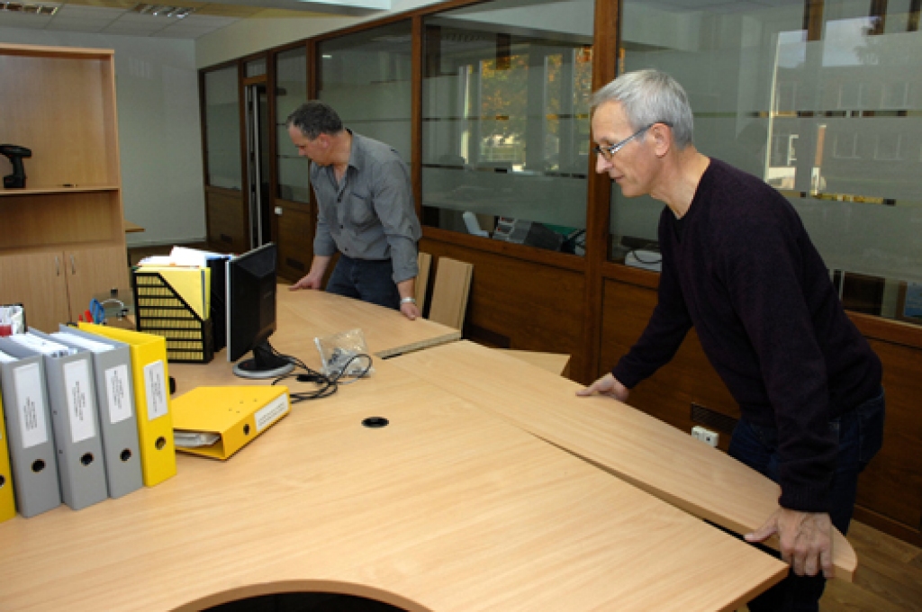 Telpu iekārto novada domes saimnieciskās nodaļas vadītājs Jānis Kalinka (no kreisās) un viņa vietnieks Voldemārs Čačs.
Autors: Ivars Bogdanovs