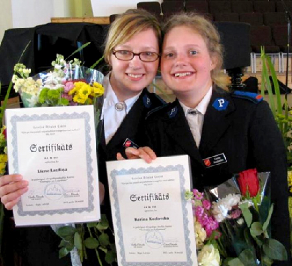 Pestīšanas Armijas Iecavas korpusu ar pozitīvu degsmi šovasar sākušas vadīt Liene Lazdiņa (no kreisās) un Karīna Kozlovska.
Autors: No albuma.