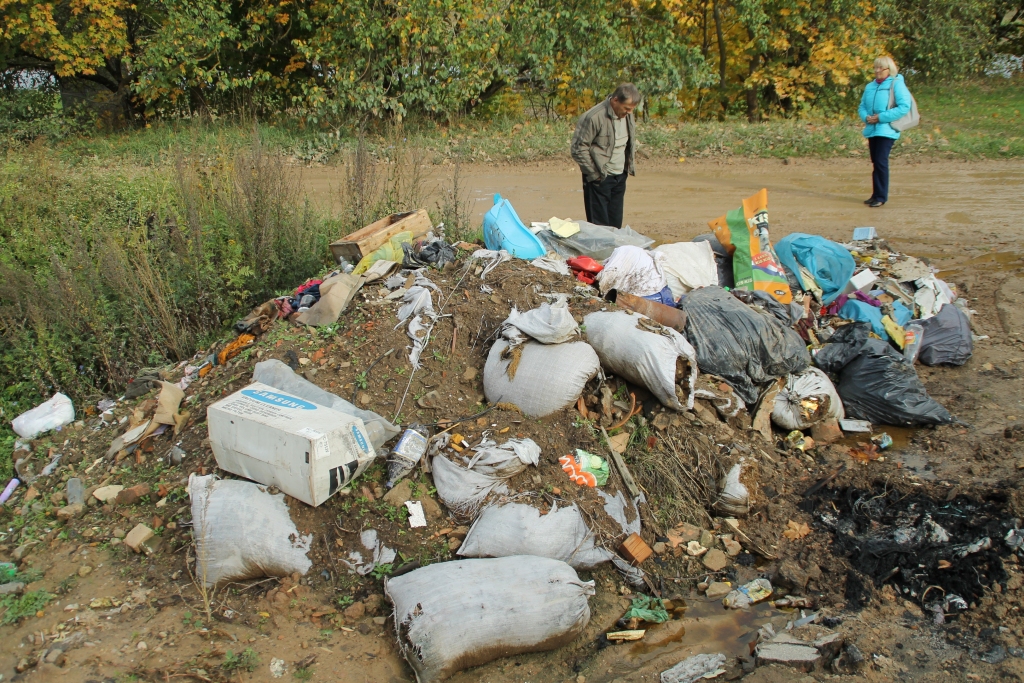 Māris un Sofija Šteini ir šokēti par ceļa malā esošo atkritumu izgāztuvi. 
Autors: Uldis Varnevičs