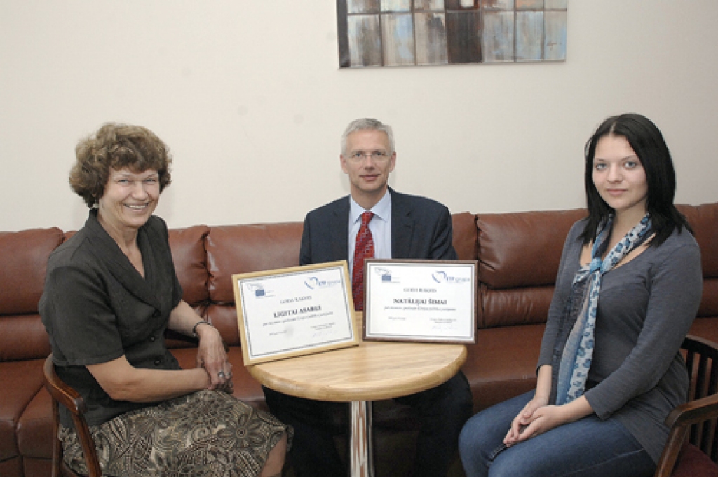 Krišjānis Kariņš Bauskā kopā ar baušķeniecēm, kas 9. un 10. oktobrī uzturēsies Briselē, - Ligitu Asari un Ēriku Jankeviču.
Autors: no «Bauskas Dzīves» arhīva.