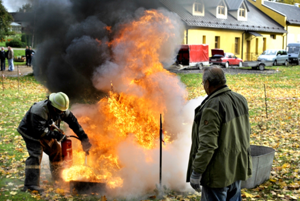 Ugunsdzēsēju sporta sacensību stafetes pēdēja posmā netrūka dūmu un uguns.
Autors: Māris Krūmiņš