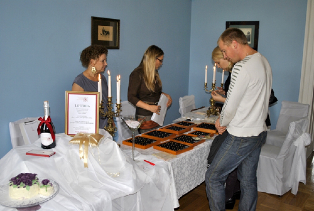 Mežotnes pilī 6. oktobrī bija vērtas durvis dažādu pakalpojumu sniedzējiem, kuri gādā, lai kāzas kļūtu par neaizmirstamu notikumu jaunā pāra dzīvē.
Autors: Māris Krūmiņš