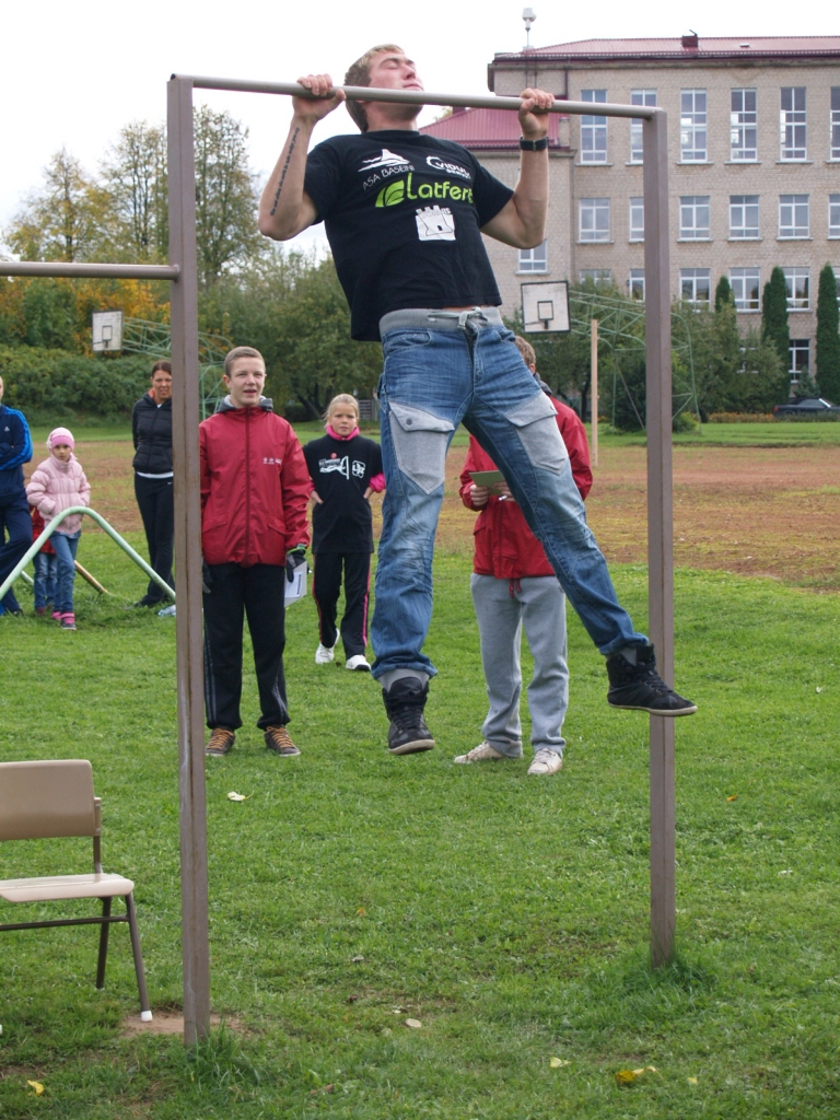 Viktors Golasko no sporta kluba «Forte Iecava WPC» spēja pievilkties 15 reizes.
Autors: Madara Ērgle