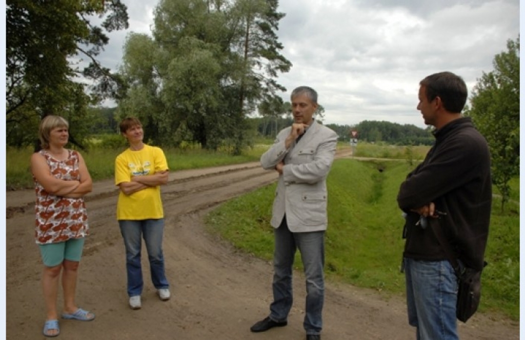 «Bauskas Dzīve» jūlija sākumā rakstīja par slikto brauktuves stāvokli ceļā no Jātniekiem līdz Tunkūniem. Brauktuves bojāšanā vainīgi ir cūku lielfermas «Brūveri» būvētāji. Piegādājot būvmateriālus, vasarā daždien uz Brūveriem caur Tunkūniem izbraukušas pat ap 50 smagsvara kravas automašīnas.
Autors: No «Bauskas Dzīves» arhīva.