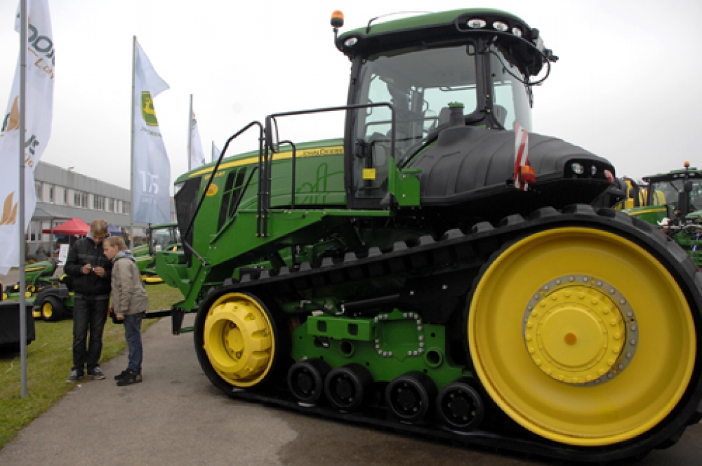 Rāmavā apskatāma jaunākā lauksaimniecības tehnika, tostarp arī firmas «John Deere» lieljaudas tehnika. 