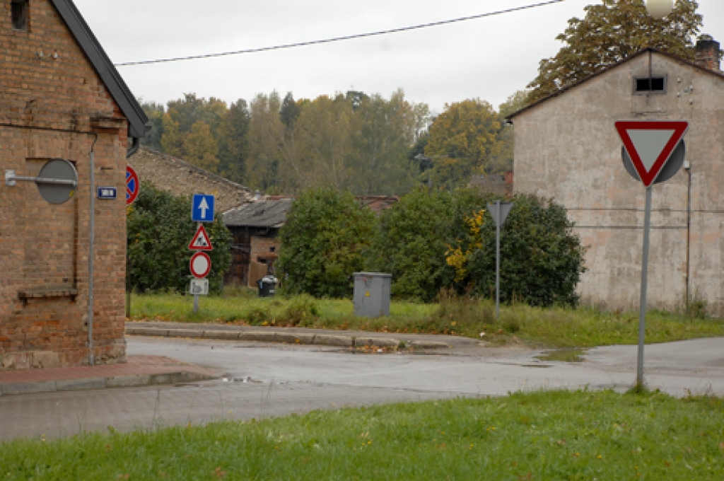 Dodoties mājup no Bauzes tirgus, viņš ar auto nobraucis lejā pa Salātu ielu un tikai tad, pagriežoties pa kreisi uz Rīgas ielu, pamanījis ceļa zīmi, ka pēc pārsimts metriem šī iela kustībai ir slēgta. 
Autors: Ivars Bogdanovs