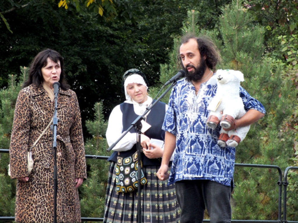 Galīsieša Braiša Fernandesa stāstīto tulko skolotāja Ina Spēkmane. Vidū – pasākuma organizatore Aelita Ramane. 
Autors: Kristaps Ābelnieks