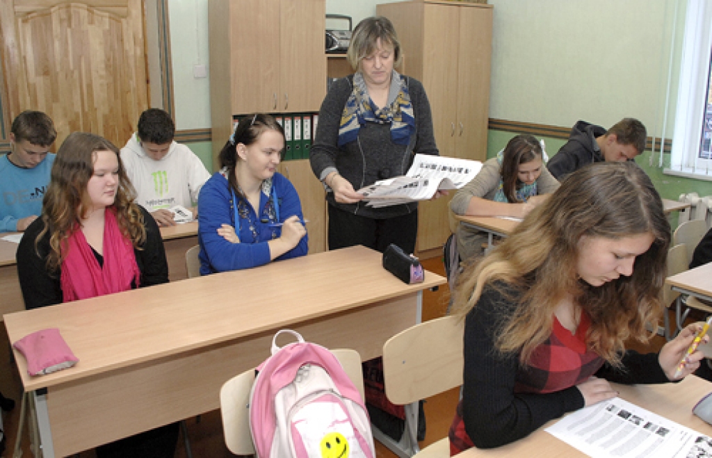 Ozolaines pamatskolas audzēkņi aizpilda konkursa «Kas notiek?» anketas. 