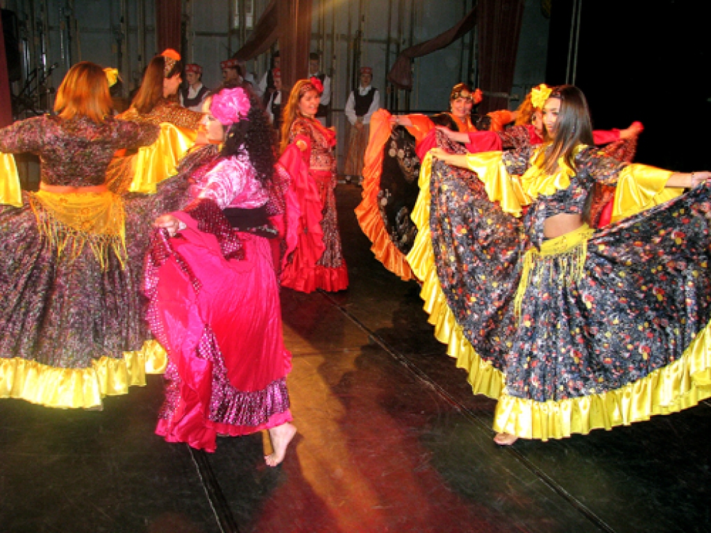 Čigānu deju azartiski pasniedza deju grupas «Jasmīna» dalībnieces. 