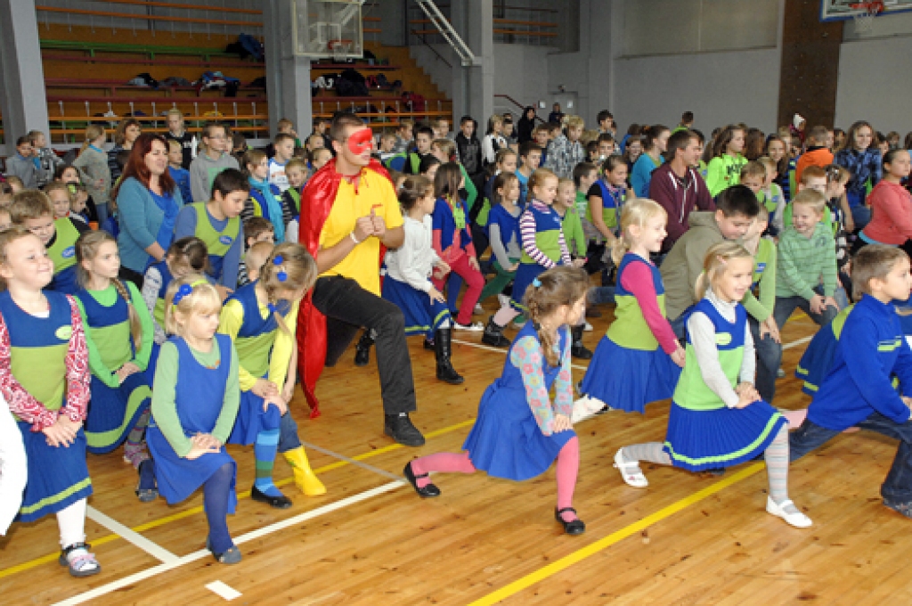 Latvijas vienotajā zibakcijā iesaistījās Bauskas sākumskolas audzēkņi, visi vienkopus vingrojot sporta zālē. 