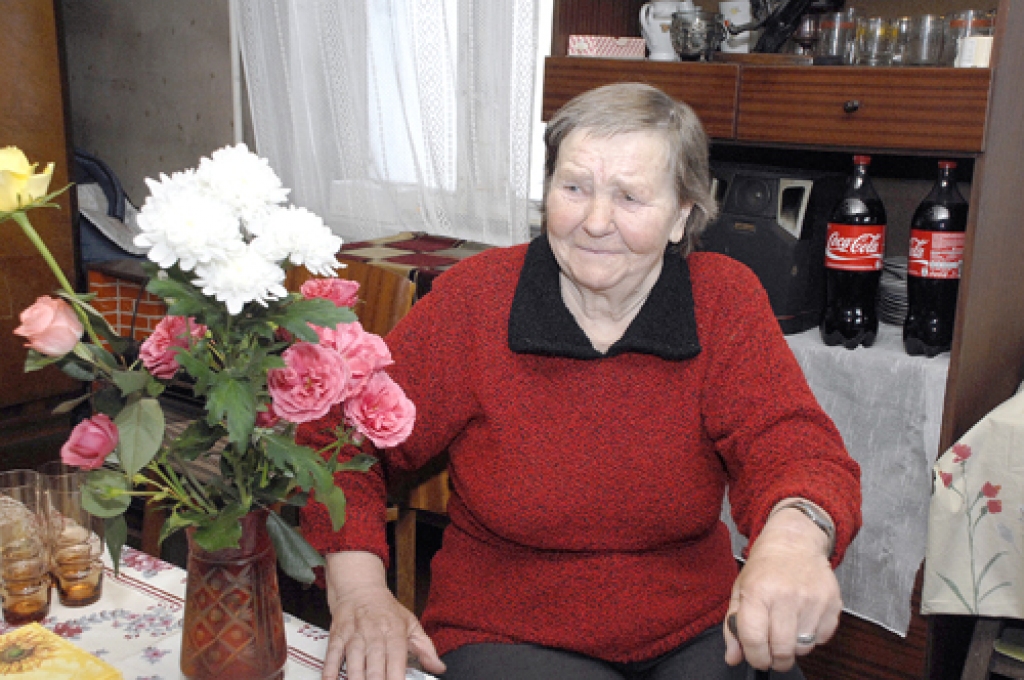 Elena Bartkeviča priecājas par dēla uzbūvēto pirtiņu, jo, lai nomazgātos, nav jābrauc uz Bausku. 