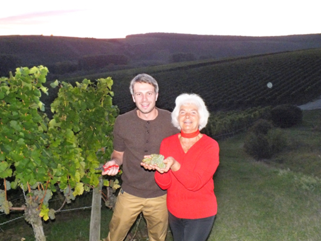 Pie vīnogu plantācijas. Aija Mauriņa un vīndaris Mihaēls. 