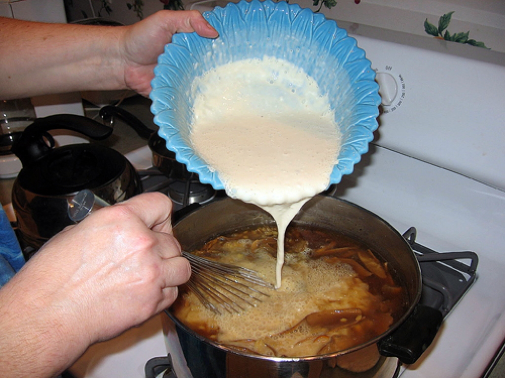 Biezzupām vienmēr pievieno saldo krējumu vai kausēto sieru.