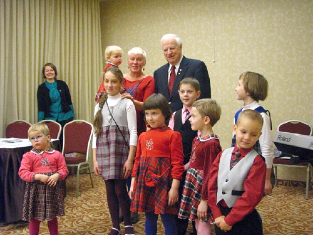 Lilita Seržāne ar bērniem un Amerikas Latviešu apvienības pārstāvi Ēriku Krūmiņu stipendijas pasniegšanas dienā. 