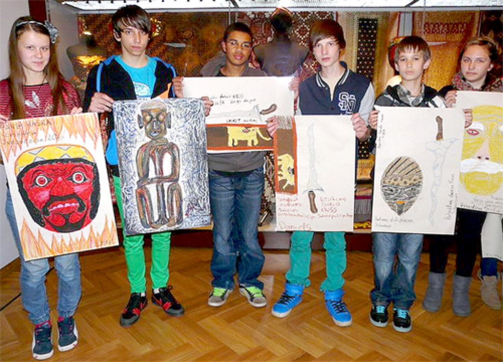 Vecumnieku skolēni muzejā «Rīgas Birža» zīmējuši mākslas darbu kopijas. 