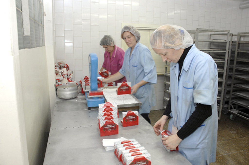 Uzņēmumā «Kronis» dzērveņu pūdercukurā ražošana ir cītīgs roku darbs. To veic strādnieces Katerīna Sokolova (no labās), Natālija Sokolova un Ļubova Žukovska. 