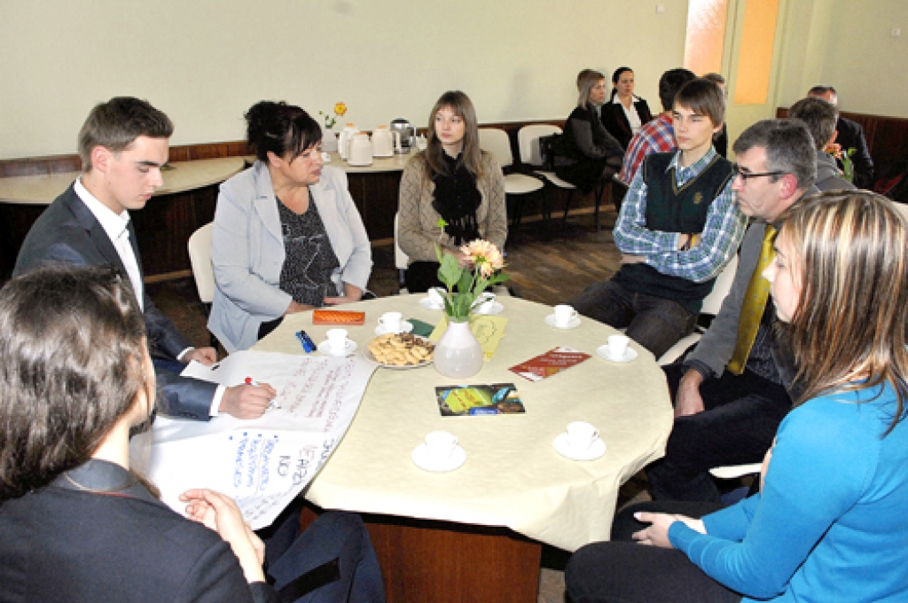 Kafija ar politiķiem. Par darba iespējām vasarā ar jauniešiem diskutē deputāti Rudīte Čakāne un Raitis Ābelnieks.