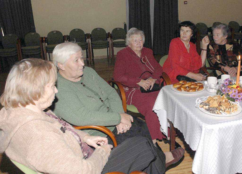 Pie klātiem galdiem kultūras namā sasēduši Iecavas novada pedagogi seniori: Anita Ozoliņa (no kreisās), Lidija Grīga, Janīna Kartiševa, Ilga Sviķe un Skaidrīte Lakstiņa. Kopumā pedagogu senioru godināšanas pasākumu apmeklēja 25 bijušie izglītības darbinieki. 