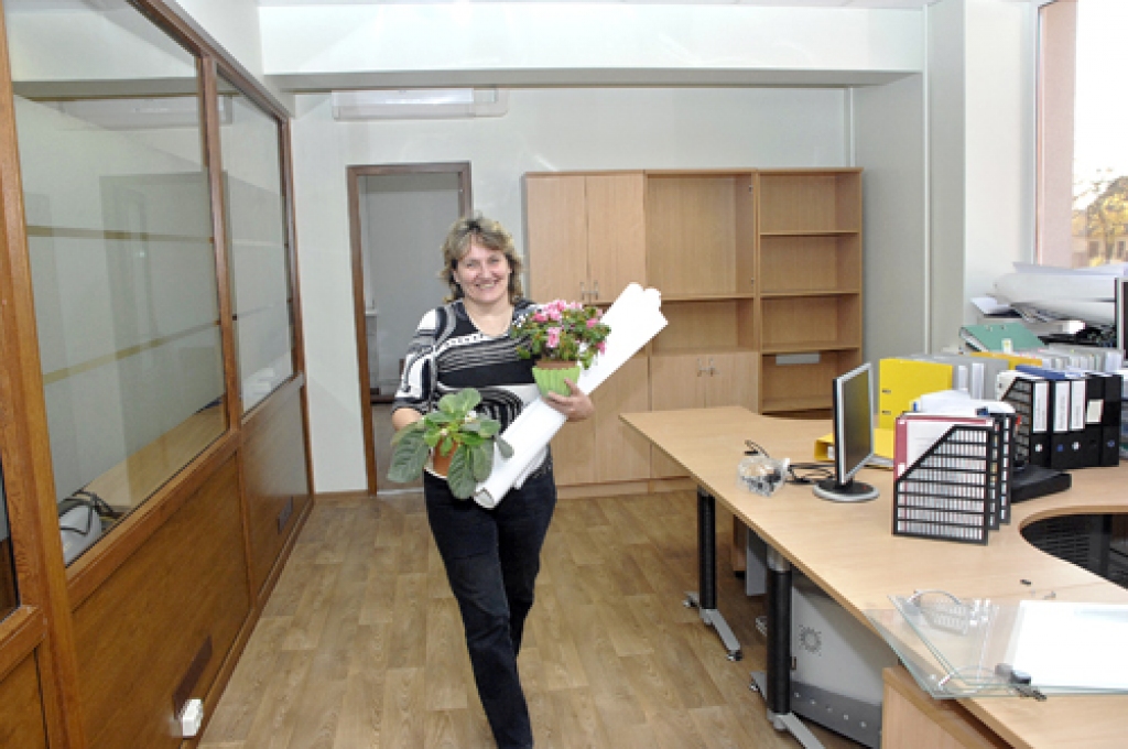 Dace Sausā, zemes lietu speciāliste, gādā par mājīgumu jaunajās telpās.