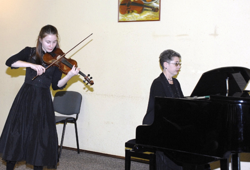 Maskaviešu koncerts. Vijolniece Liza Bičkova un koncertmeistare Olga Aļošina, atskaņojot J. Brāmsa skaņdarbu «Otrā ungāru deja». 
