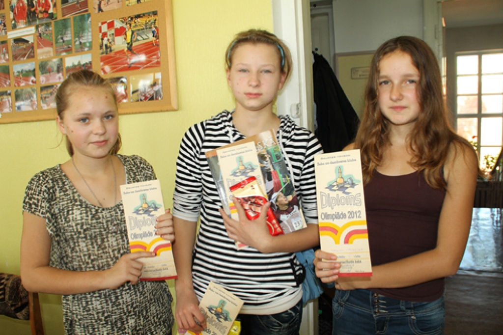 Uzvarētājas meiteņu sacensībās – Marta Rozenfelde (no kreisās), Una Mašinska un Veronika Podeļska. 