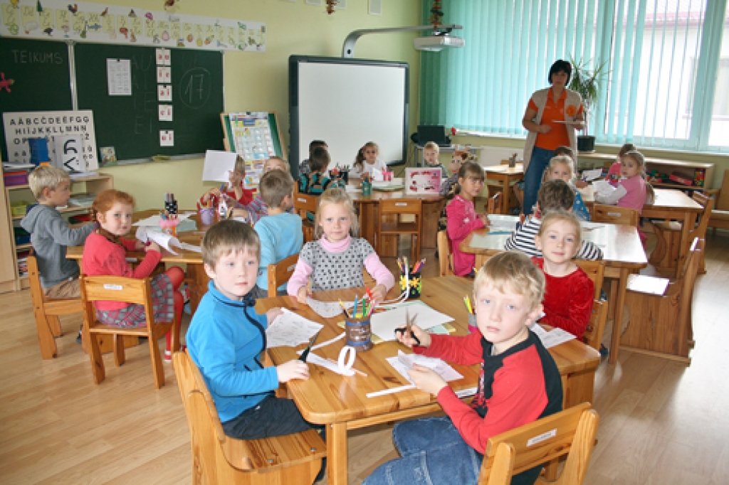 «Zvaniņu» audzēkņi kopā ar Indru Krauju. 