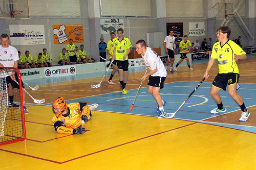 Toms Rozentāls (vidū) gūst vārtus spēlē pret Cēsu «Lekringu». 