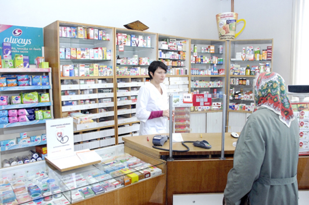 Vecumniekos, SIA «Mārsils» aptiekā, farmaceita asistente Ilze Jēkabsone ir pieradusi izskaidrot pacientiem zāļu iedarbību un pareizu lietošanu. 