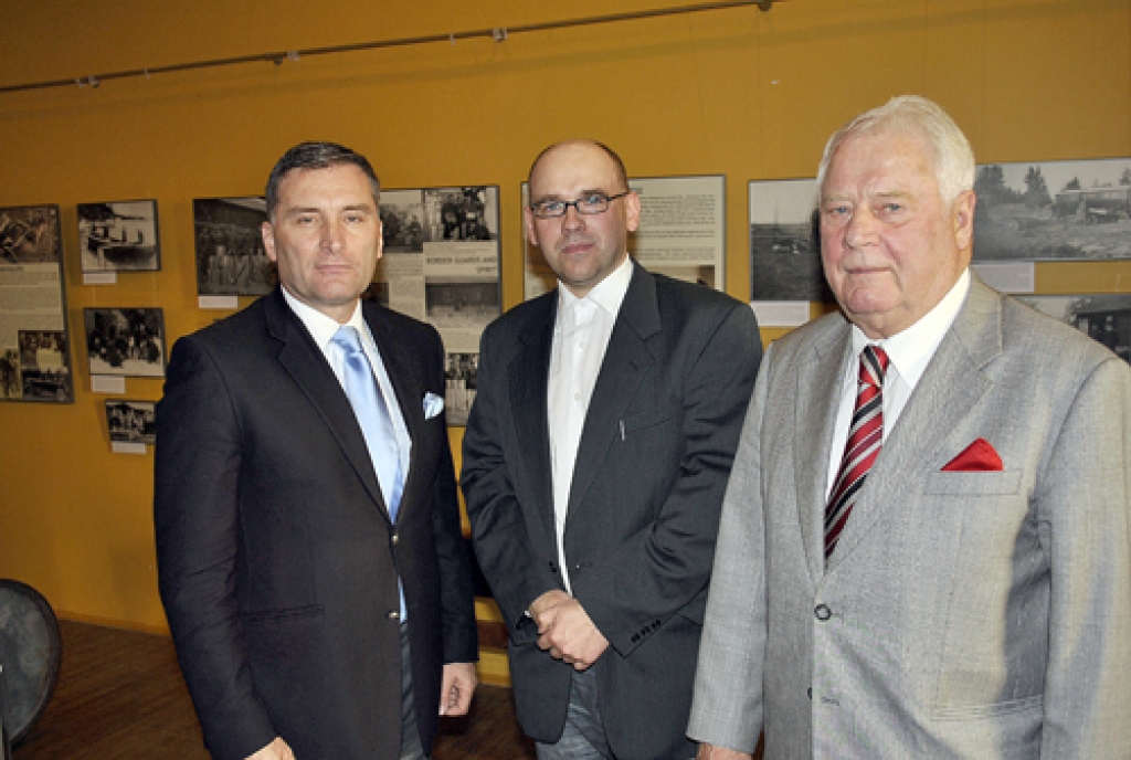 Aigars Urtāns (vidū), Raimo un Risto Pullati grāmatas «Spirta jūra» atvēršanas svētkos. 