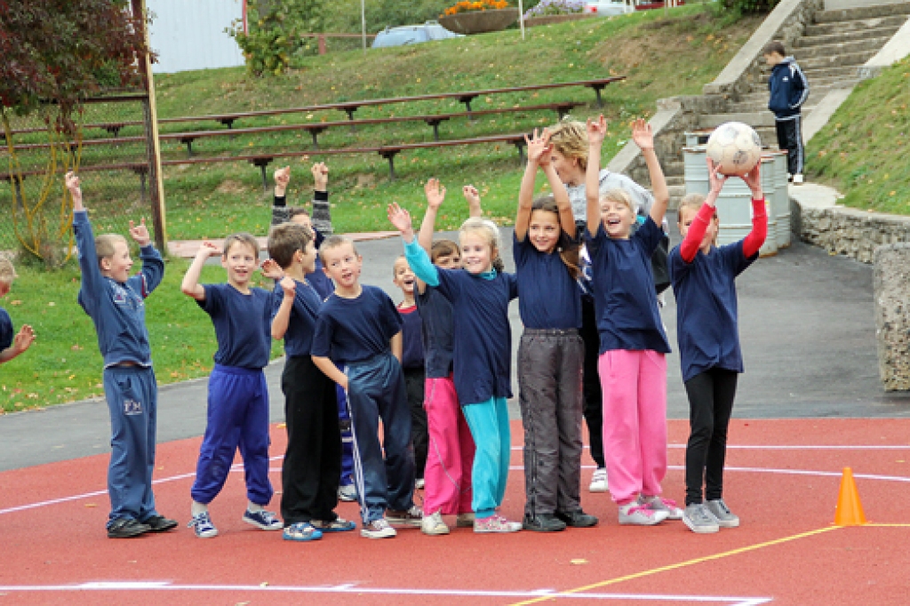 Vecsaules pamatskolas Jaunsaules filiāles audzēkņi priecājas par uzvaru stafešu skrējienā.  