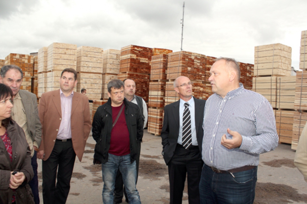 Aigars Nitišs (no labās), agrāk arī Latvijā labi zināms autosportists, iepazīstina komersantus ar savu uzņēmumu «Ošukalns». 