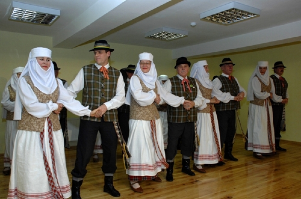 Saieta nama atklāšanā 16. novembrī to ieskandināja lietuviešu dejotāji. 
Autors: No «Bauskas Dzīves» arhīva.