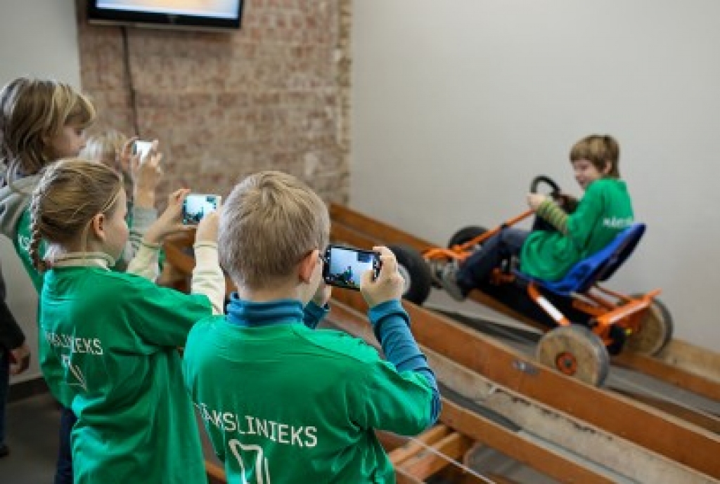 Aizvadītajā nedēļas nogalē zinātnes centrā Z(in)oo Cēsīs notika Samsung jauno tehnoloģiju radošā darbnīca Iemācies un radi!, kuras ietvaros bērni no Valmieras SOS bērnu ciemata un Ģimeņu stiprināšanas projekta veidoja unikālu digitālo ceļvedi par centra ekspozīciju. 
Autors: Publicitātes foto.