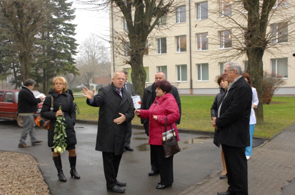 SIA «Bauskas slimnīca» valdes loceklis Uģis Zeltiņš stāsta par remontiem, kas paveikti pagalmā.
Autors: Ivars Bogdanovs