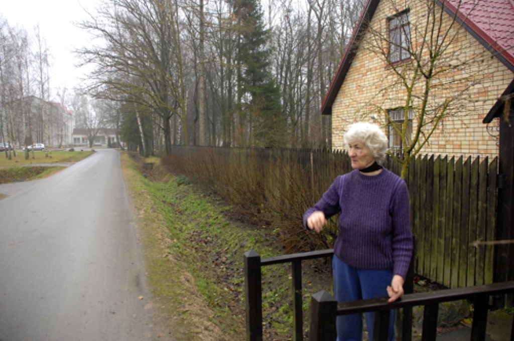 Īslīciete Ināra Bērzapāne ir patiesi gandarīta, ka mazajā Parka ielā beidzot tiks ierīkots apgaismojums. 
Autors: i